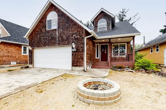 Creekside Home 5 Blocks from the Beach with Fireplace Deck Firepit Fast WiFi