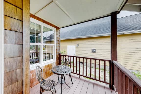 Creekside Home 5 Blocks from the Beach with Fireplace Deck Firepit Fast WiFi