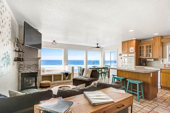 Spacious oceanfront home with patio and private hot tub dog friendly