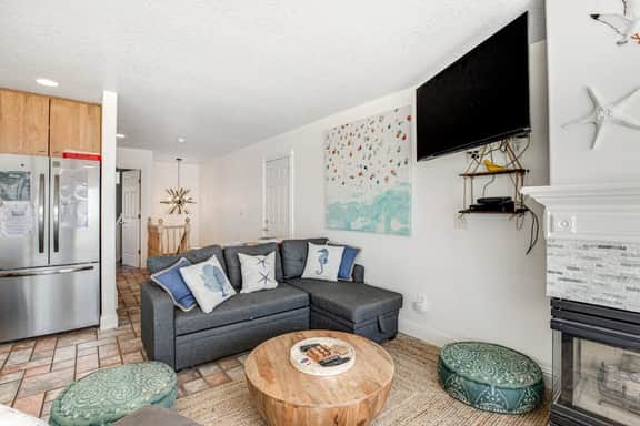 Spacious oceanfront home with patio and private hot tub dog friendly