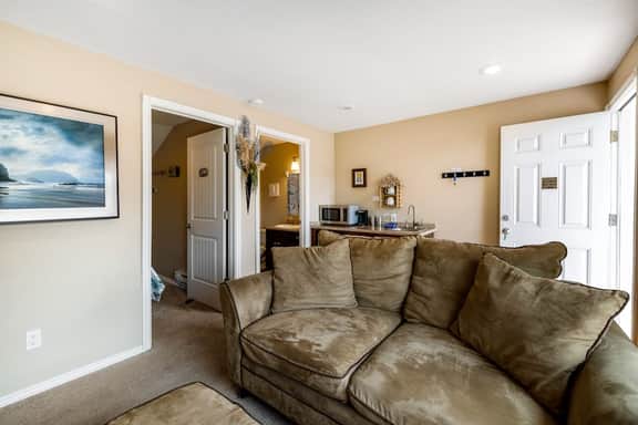 Ocean view cabin with deck and beach access dog friendly