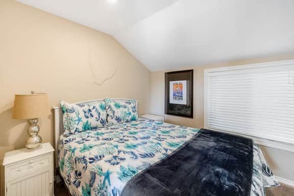 Ocean view cabin with deck and beach access dog friendly