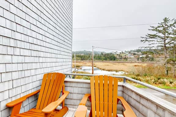 Dog friendly home with wetlands view deck fireplace outdoor shower - Image 4