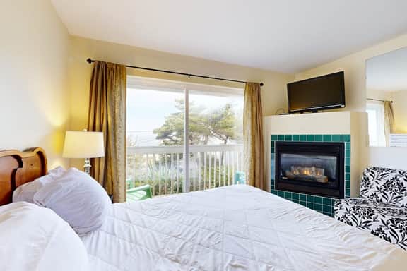 Easy Access Dog Friendly Studio with Ocean Views Short Walk to Beach