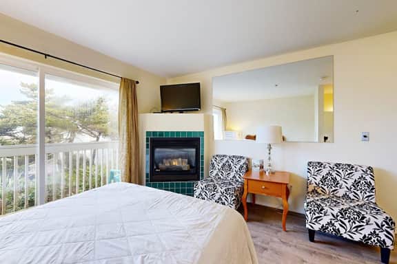 Easy Access Dog Friendly Studio with Ocean Views Short Walk to Beach