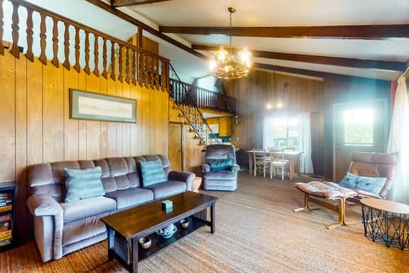 Charming dog friendly getaway with a full kitchen and firepit walk to the beach