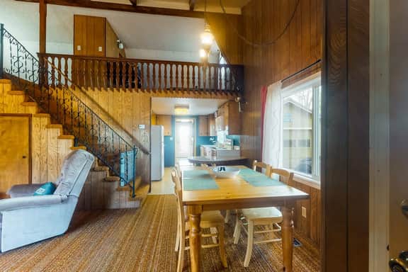 Charming dog friendly getaway with a full kitchen and firepit walk to the beach
