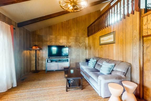 Charming dog friendly getaway with a full kitchen and firepit walk to the beach