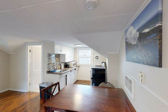 Welcoming dog friendly retreat near beach parks and Lake Lytle