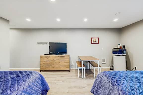 Ideally Located Room Near Downtown and the Beach Dog Friendly
