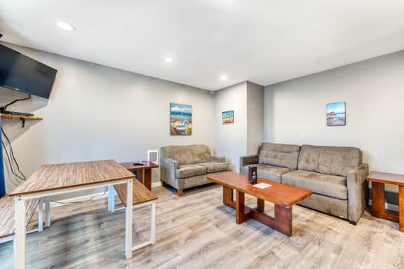 Two Room Combination Close to Downtown and Beach Dogs Welcome