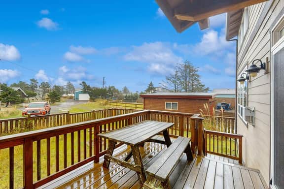 Family friendly home with private hot tub fireplace and BBQ close to beach