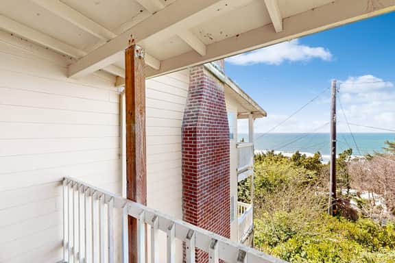 Upper Level Studio WiFi Close to Beach Access Dogs Welcome
