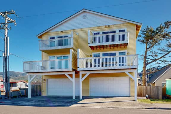Dog friendly townhouse with WiFi across street from beach with ocean views