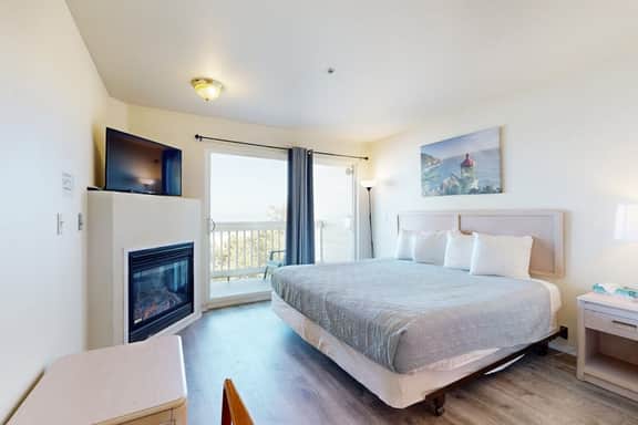 Oceanview Studio on the Main Level Nearby Beach Access Dogs Welcome