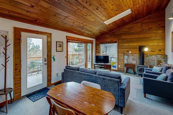 Woodsy retreat near the beach with WiFi washer dryer and gas fireplace