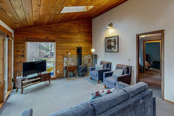 Woodsy retreat near the beach with WiFi washer dryer and gas fireplace