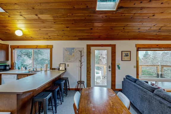Woodsy retreat near the beach with WiFi washer dryer and gas fireplace