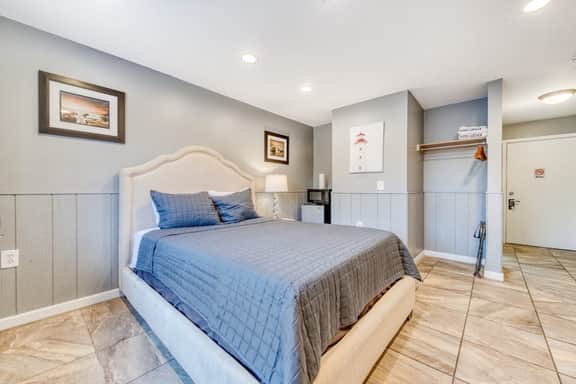 Six Dog Friendly Rooms with Full Kitchens and Kitchenettes Walk to the Beach