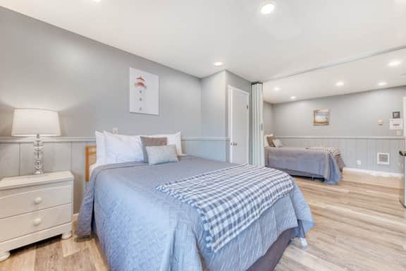 Six Dog Friendly Rooms with Full Kitchens and Kitchenettes Walk to the Beach - Image 3
