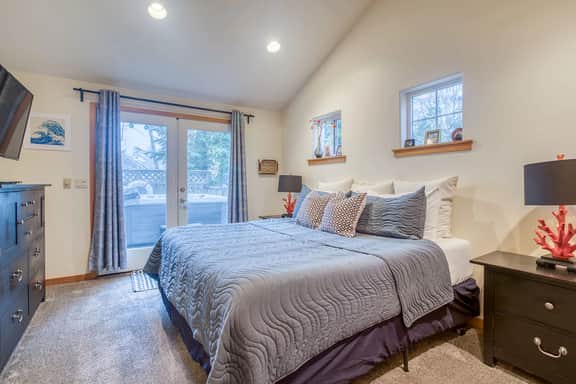 Inviting house near the beach with private hot tub and game room - Image 4