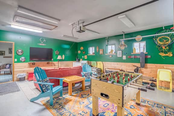 Inviting house near the beach with private hot tub and game room