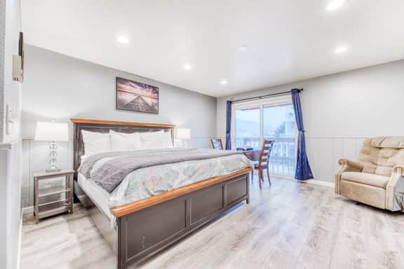 Eight Dog Friendly Rooms with Kitchens and Kitchenettes Walk to Downtown and Beach