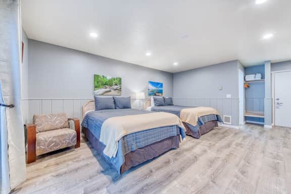 Eight Dog Friendly Rooms with Kitchens and Kitchenettes Walk to Downtown and Beach