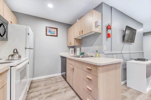 Eight Dog Friendly Rooms with Kitchens and Kitchenettes Walk to Downtown and Beach