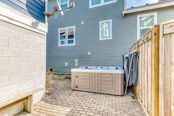 Ocean view home 1 block from the beach with hot tub deck and fireplace