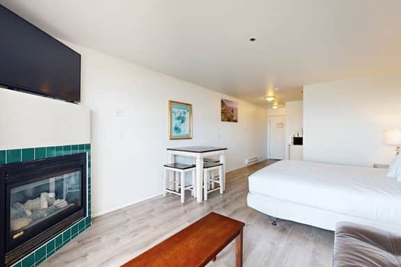 Upper Level Studio with Balcony Dog Friendly and Great Ocean Views