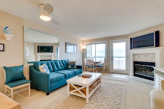 Oceanfront condo with a full kitchen balcony and sweeping sea views - Image 3