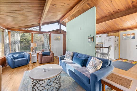 Perfect retreat a block from the beach with hot tub wood stove and dog friendly