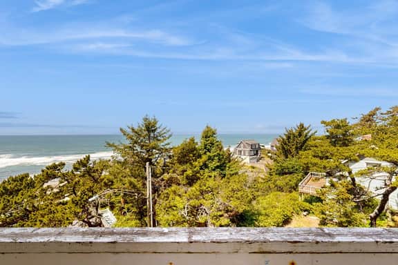 Oceanview Dog Friendly Studio with Awesome Views and Easy Beach Access