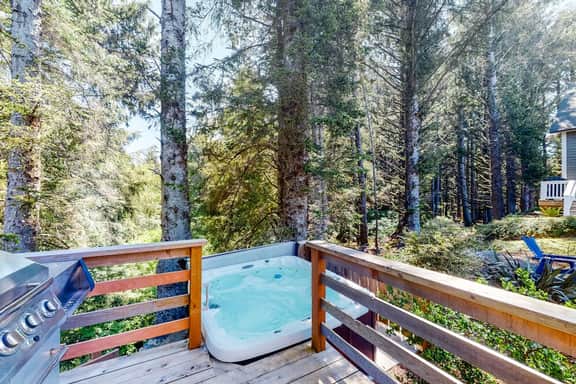 Wonderful coastal escape in the trees with private hot tub and fast WiFi dogs OK