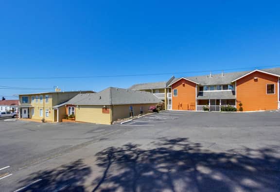 Upper Level Condo with Private Balcony and Nearby Beach Access Dog Friendly