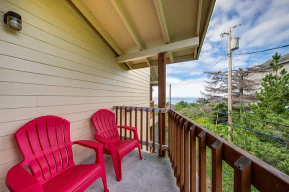 Upper Level Condo with Private Balcony and Nearby Beach Access Dog Friendly - Image 2