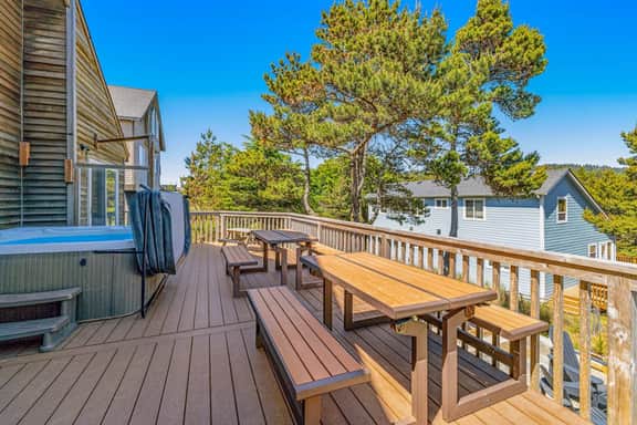 Dog Friendly House with Ocean Views Hot Tub Arcade Machine and Easy Beach Access - Image 3