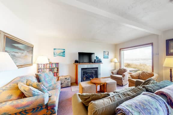 Oceanfront Home with Great Ocean View Deck Fireplace Beach Access 2 Dogs OK