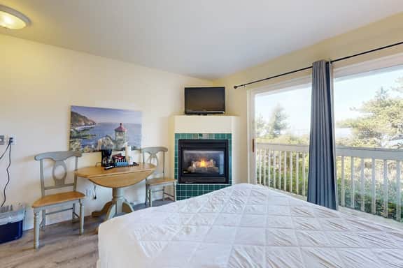 Lower Level Dog Friendly Studio with Ocean Views and Free WiFi Walk to Beach