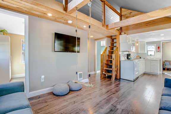 Adorable dog friendly hideaway with free WiFi private washer dryer and firepit