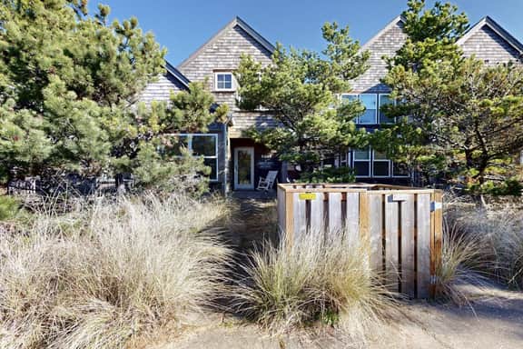 Modern family friendly beach house walk to the ocean with bikes dogs OK