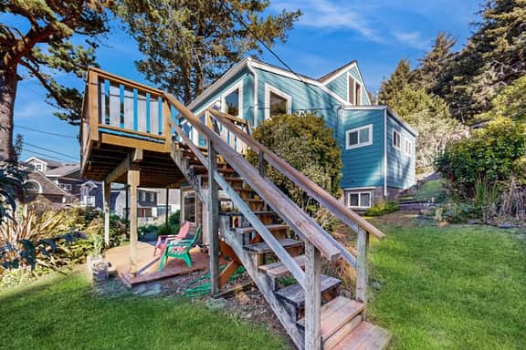 Charming home with wonderful ocean views ping pong game room WiFi decks