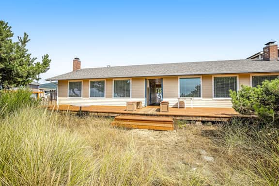 Oceanfront home with sunny deck WiFi and washer dryer