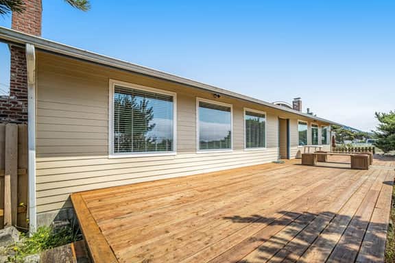 Oceanfront home with sunny deck WiFi and washer dryer