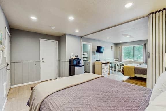 Charming Dog Friendly Room with Kitchenette Near the Beach and Downtown