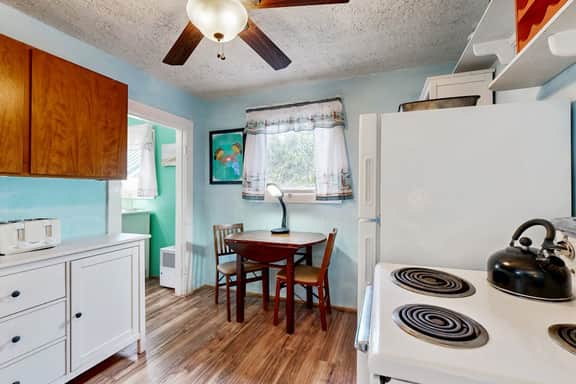 Charming house with full kitchen and yard near the beach dogs OK