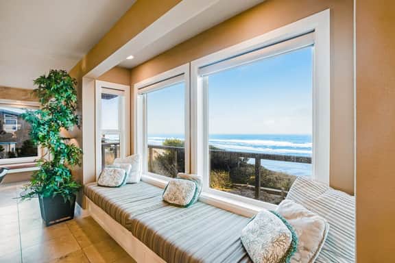 Stunning Oceanfront Retreat with Full Kitchen Private Hot Tub High Speed WiFi
