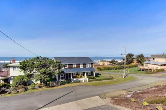 Spacious Coastal Retreat Walk to Beach with Hot Tub and Dog Friendly