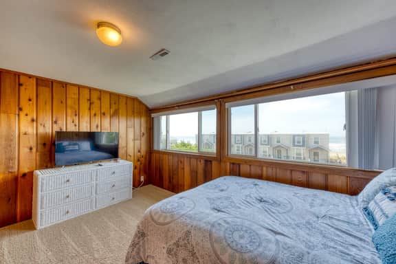 Convenient Home with Ocean View and Great Location Close to Beach Access Town